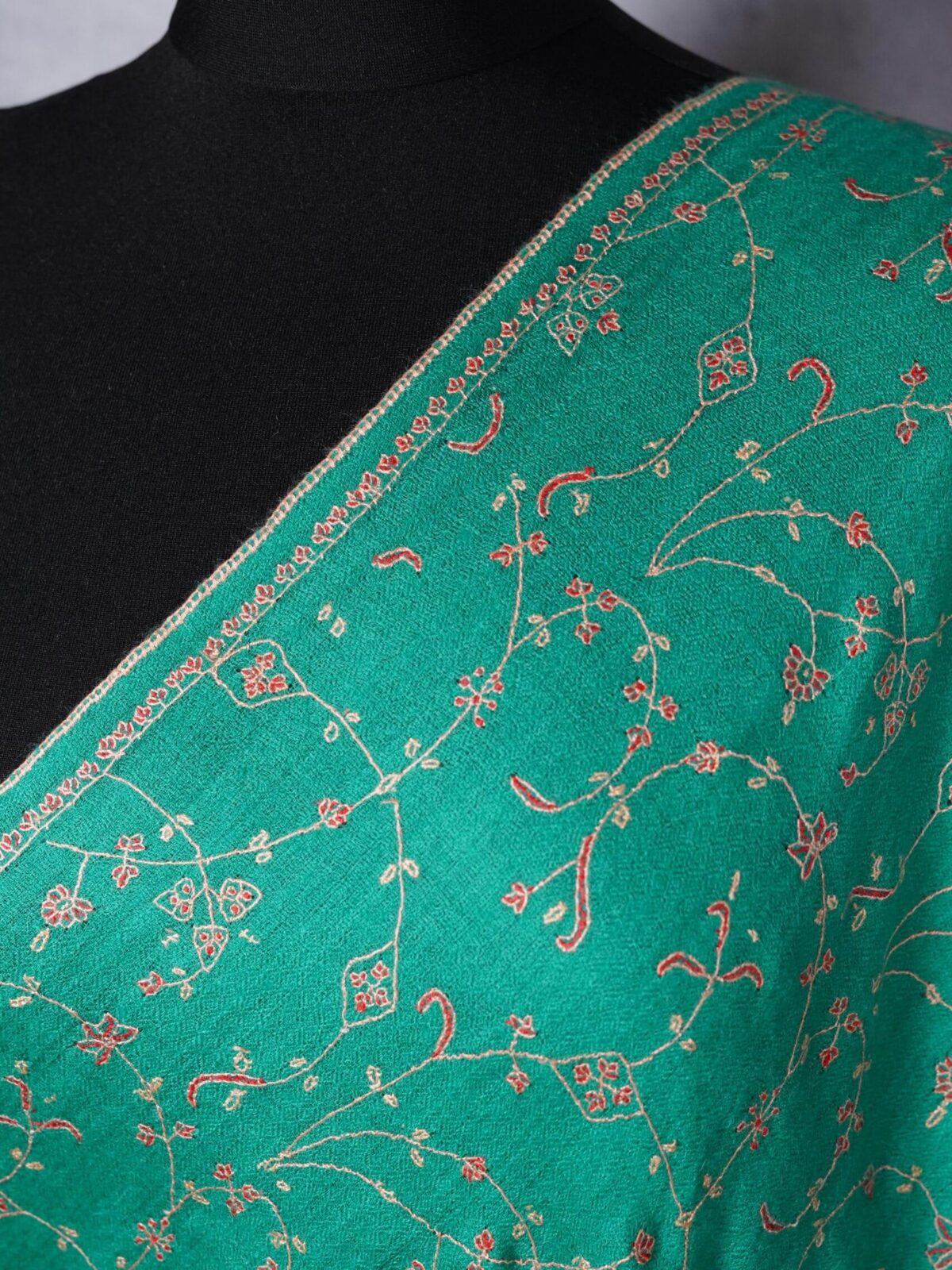 Royal Kaarigari Pashmina Scarf – Intricate Artistry