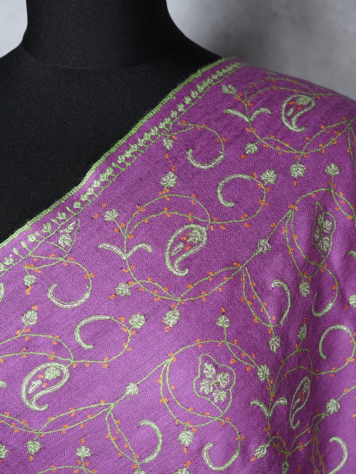 Royal Kaarigari Pashmina Scarf – Intricate Artistry