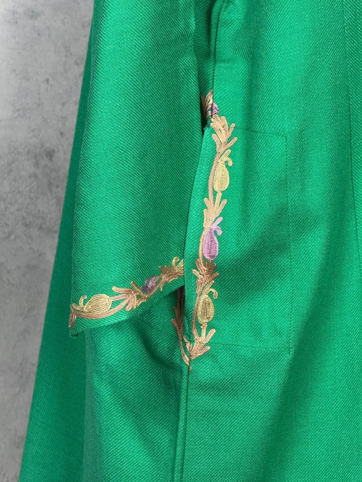 Poshkaar – Green Acro Wool Aari Embroidered Pheran