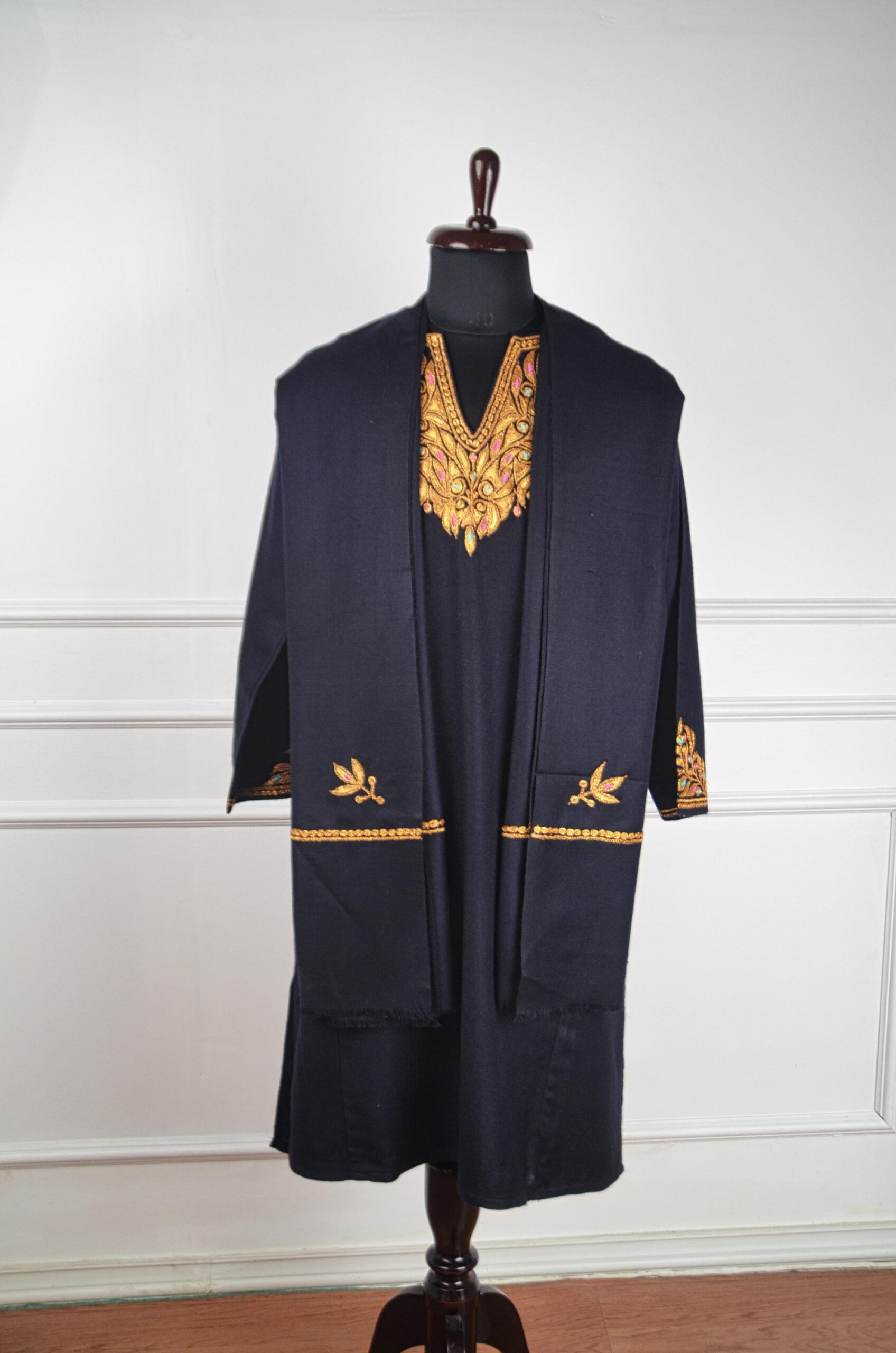 DSC_0920-scaled-600x906 Noor-e-Zeest Kashmiri Tilla Work Pheran - Image 3