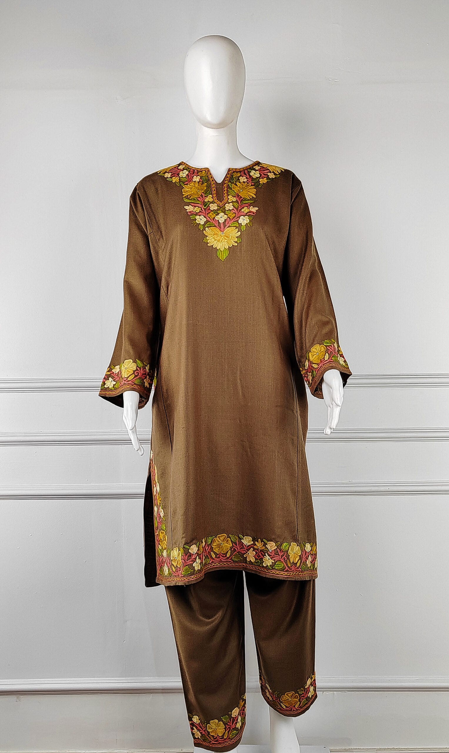 1a-1-600x1006 Zarif Aari Embroidered Wool Pheran - Image 3