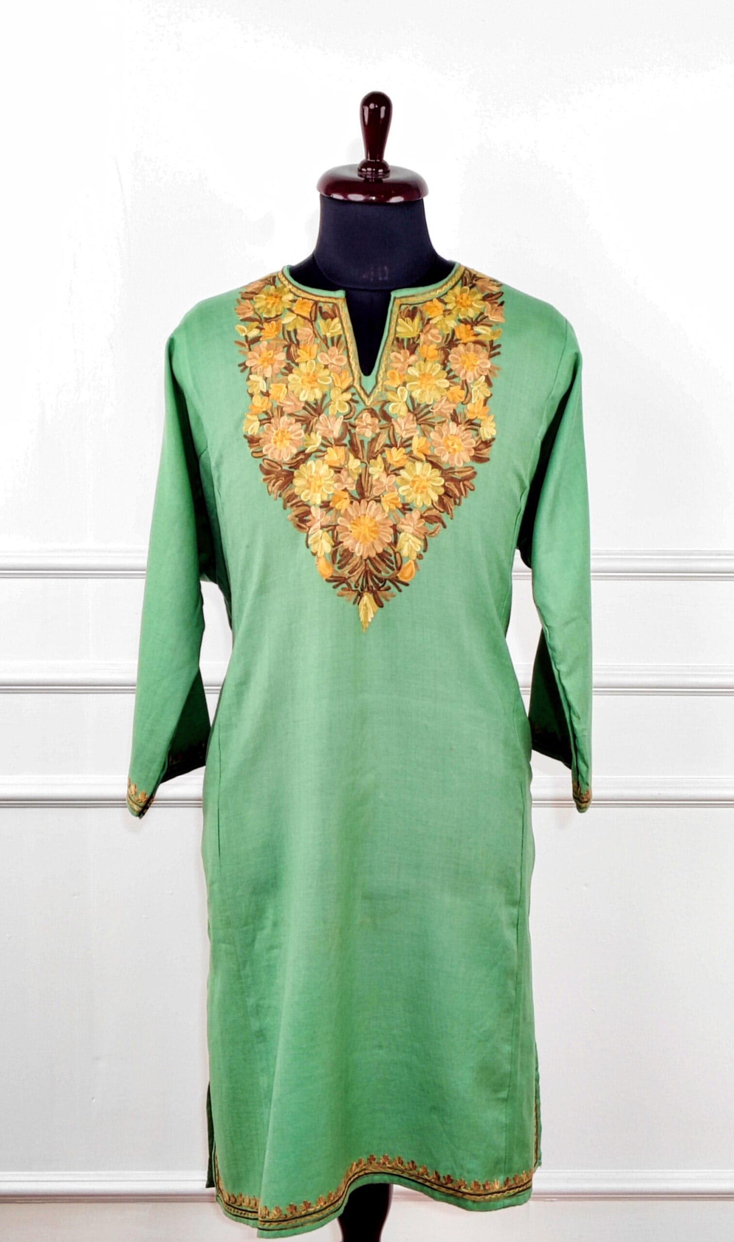 6b-1-600x1015 Zard-Gul Sabz Aari Embroidered Wool Pheran - Image 3