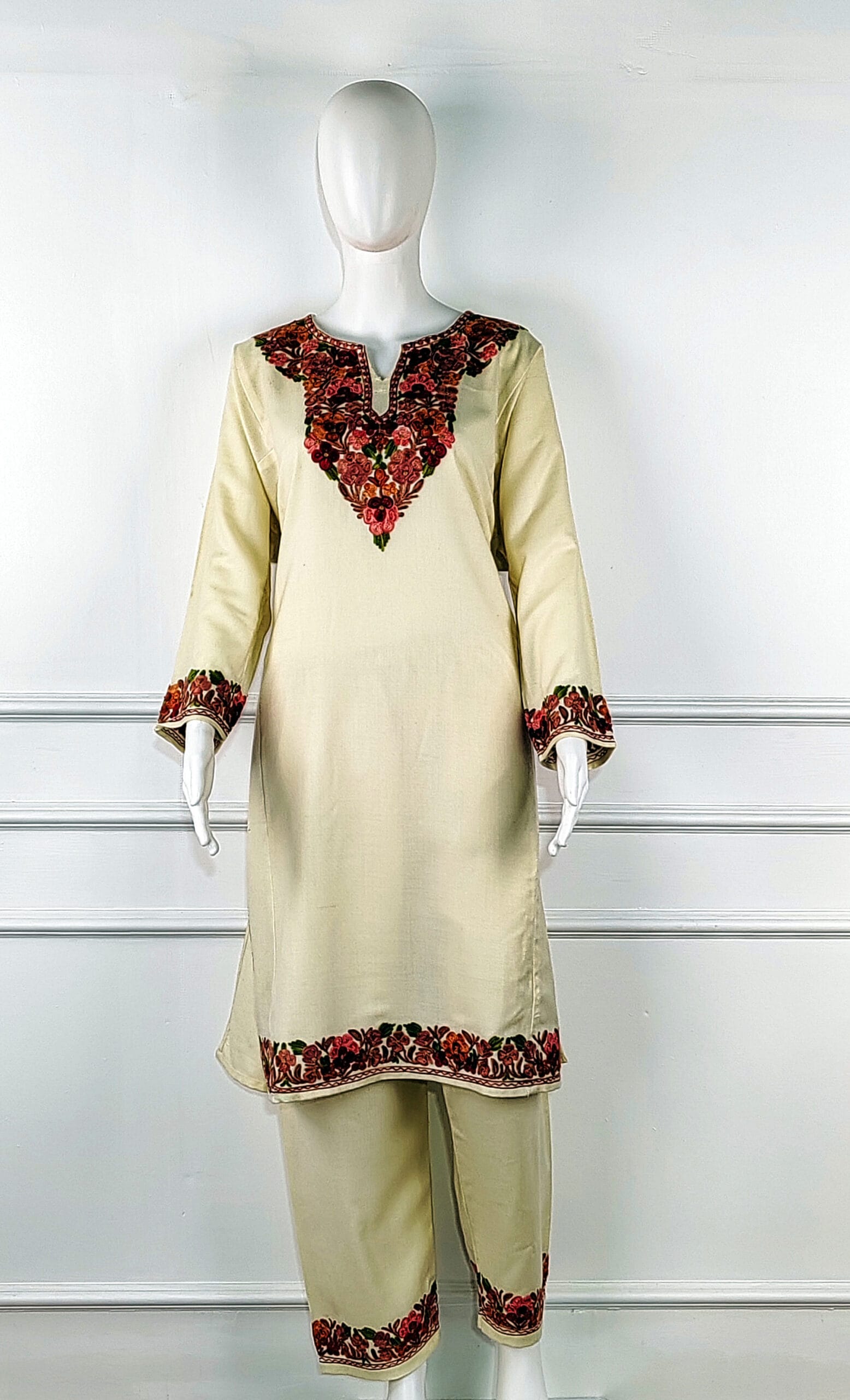 7a-600x987 Gul-e-Kashan Aari Embroidered Wool Pheran - Image 3