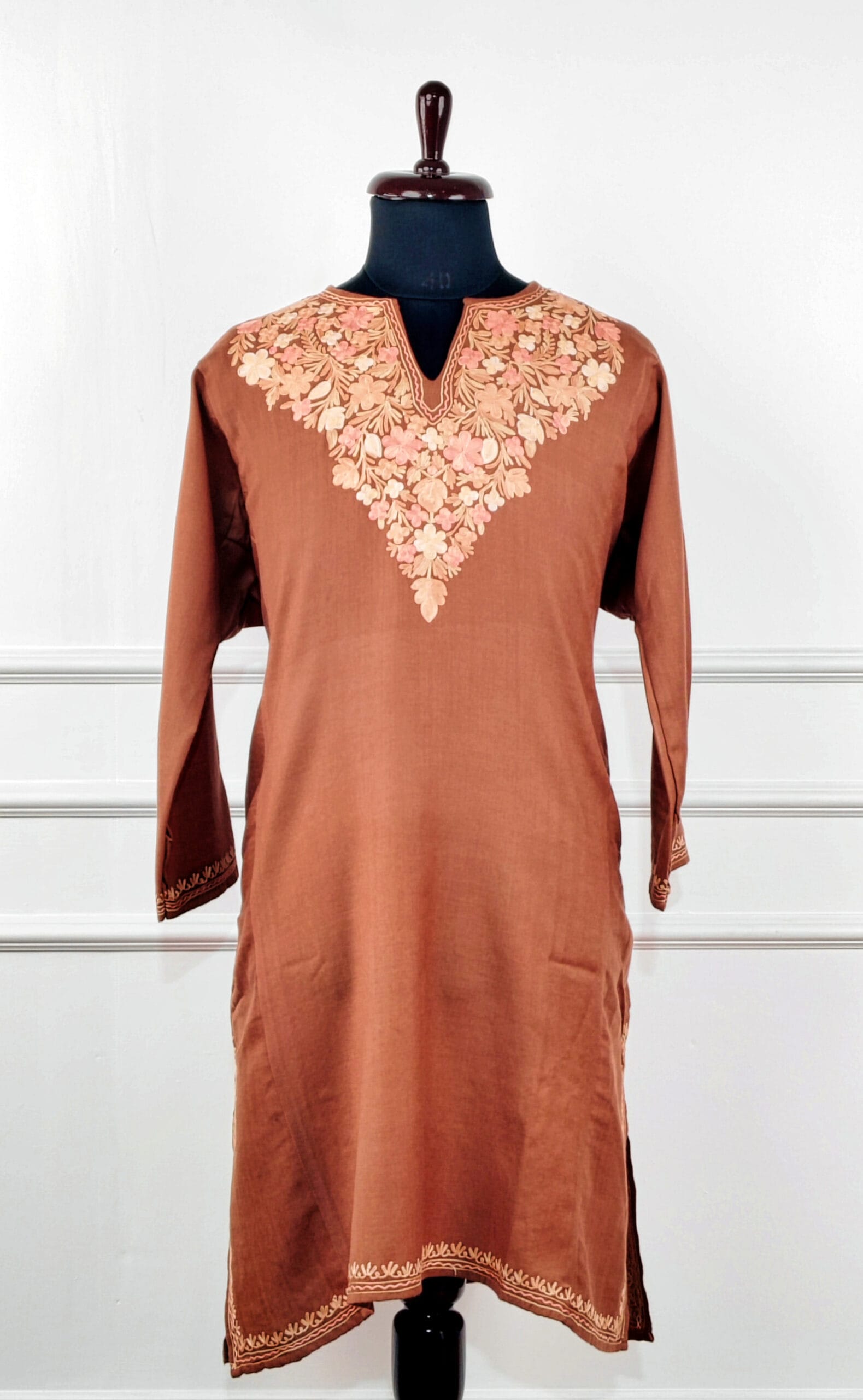 7b-1-600x973 Shaam-e-Russet Aari Embroidered Wool Pheran - Image 3