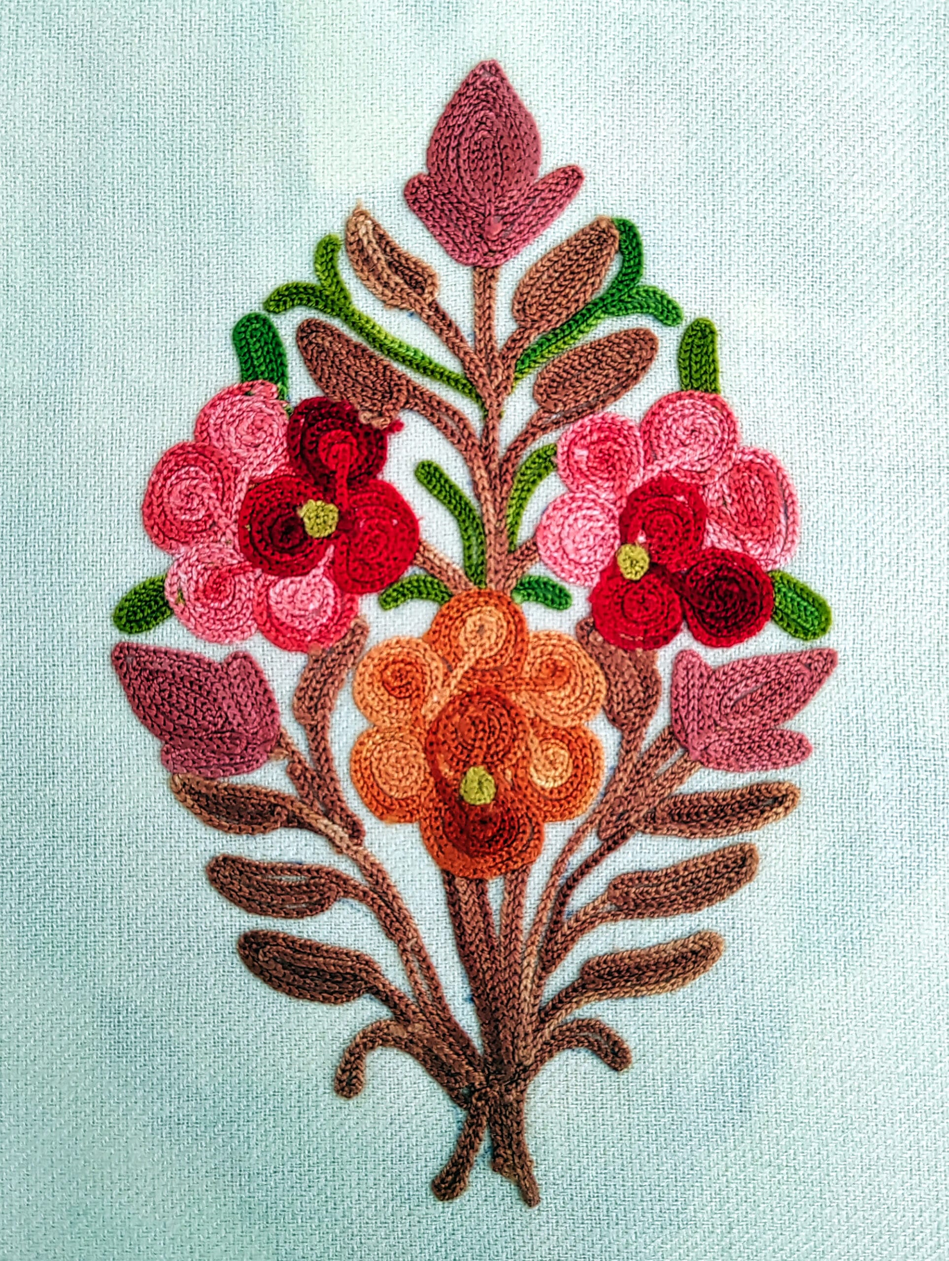 7c-600x797 Gul-e-Kashan Aari Embroidered Wool Pheran - Image 2