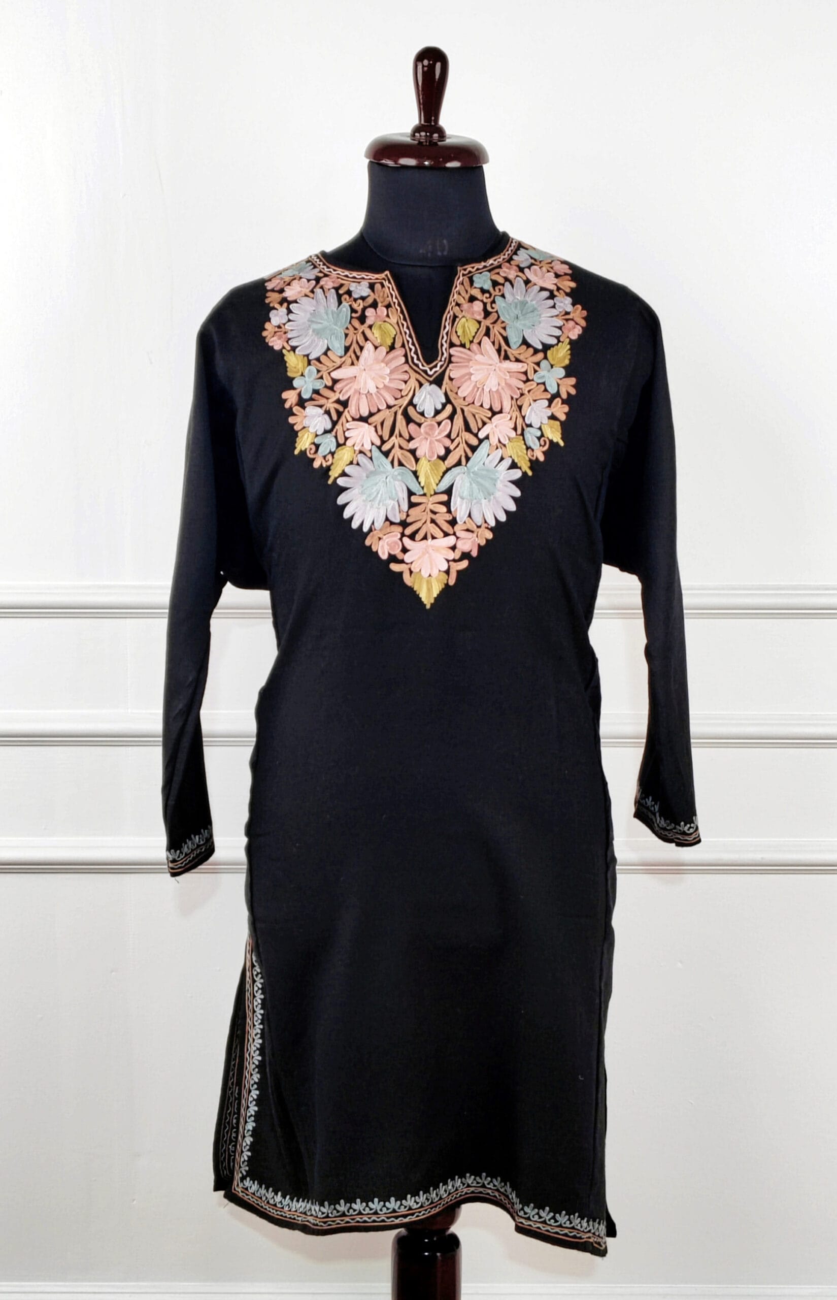 9b-1-600x931 Sukoon-e-Shab Aari Embroidered Wool Pheran - Image 3