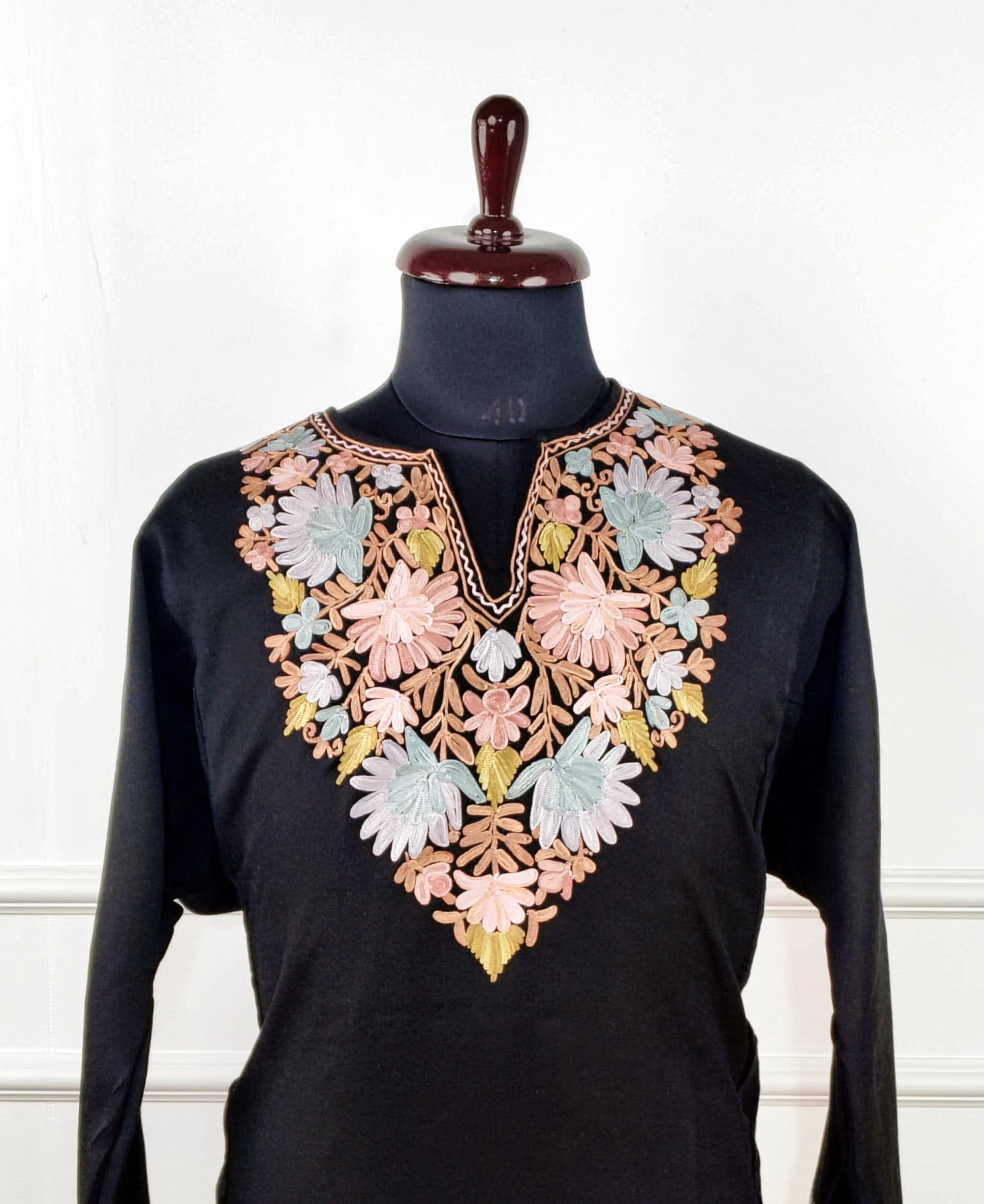 9c-1-600x734 Sukoon-e-Shab Aari Embroidered Wool Pheran - Image 4