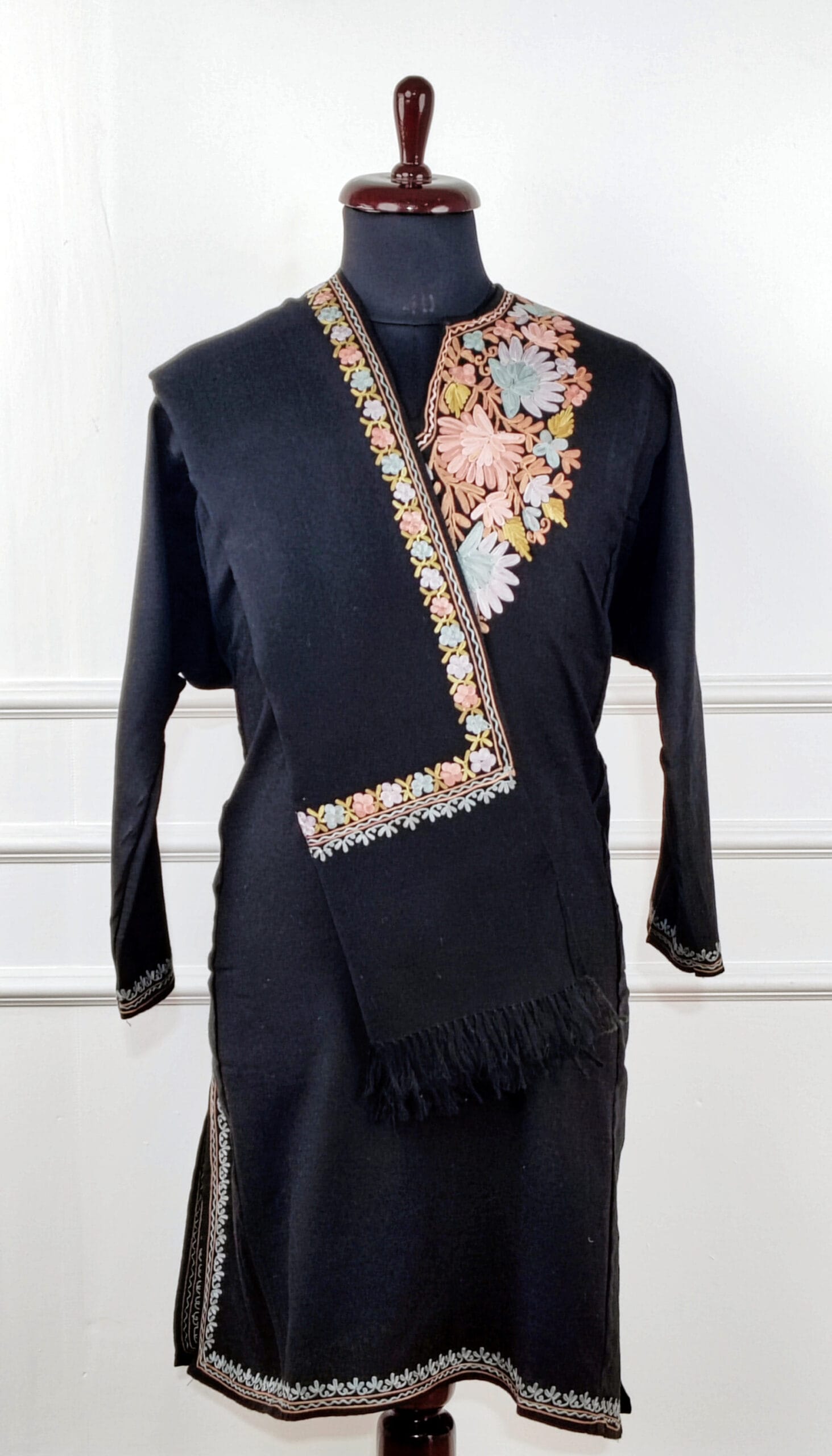 9d-600x1050 Sukoon-e-Shab Aari Embroidered Wool Pheran