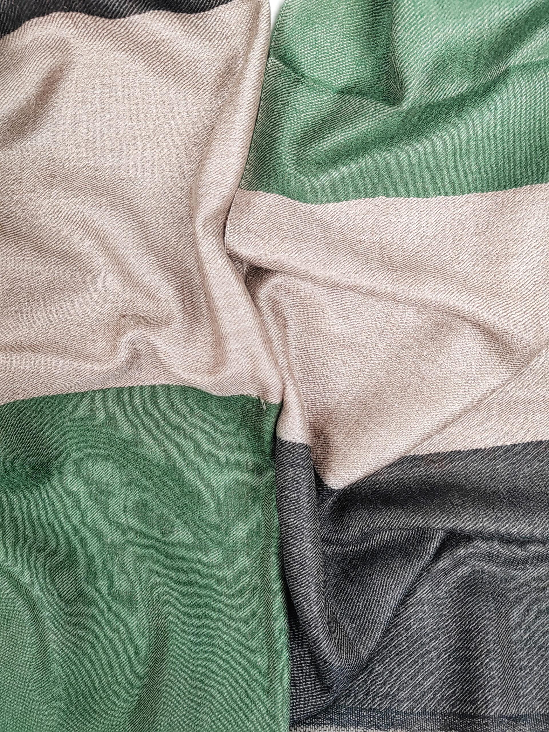 3b-600x800 Zameen-e-Ziya Handwoven Cashmere Scarf - Image 2