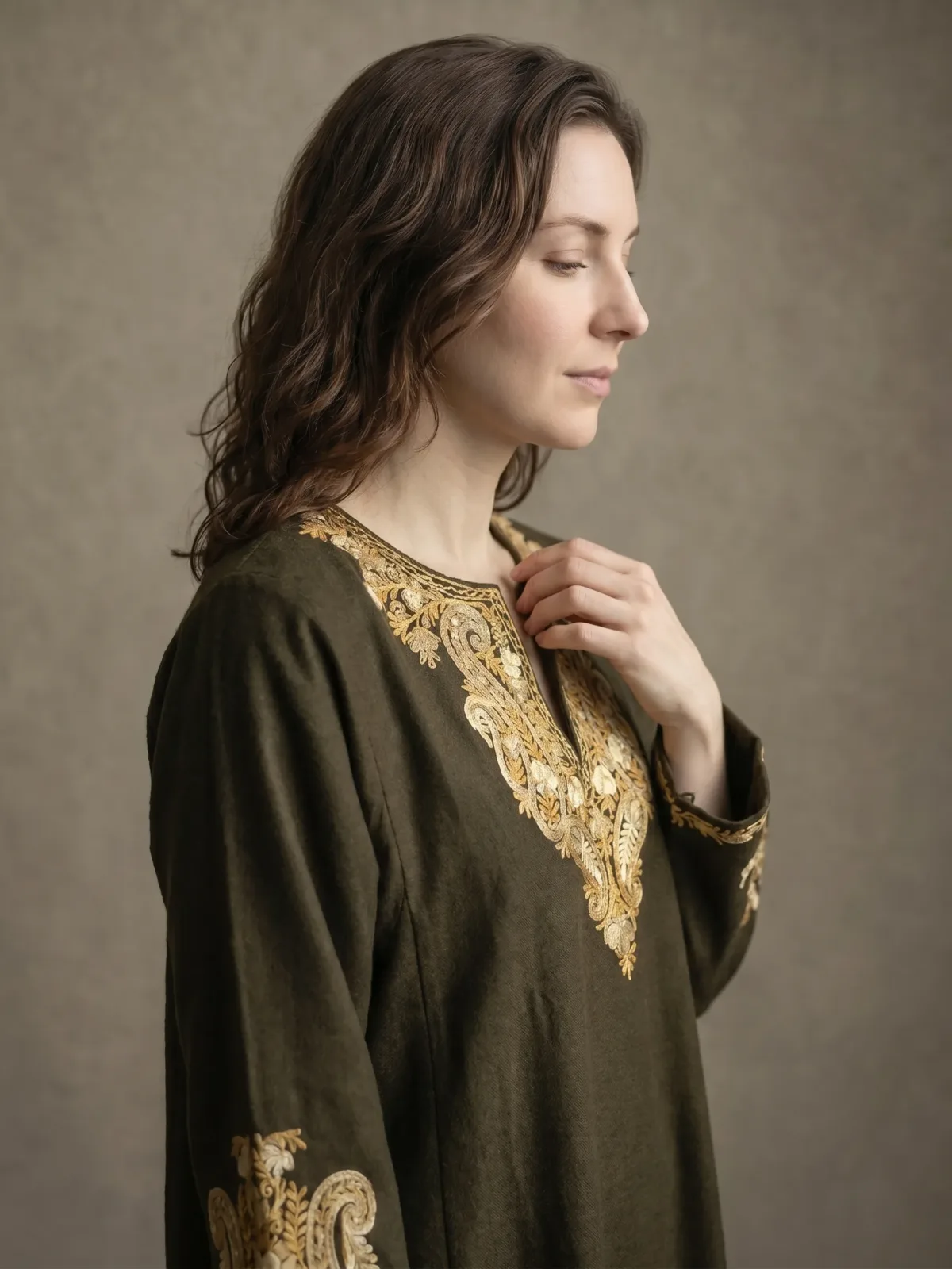 Zar-e-Zameen Kashmiri Acro Wool Aari-Embroidered Pheran