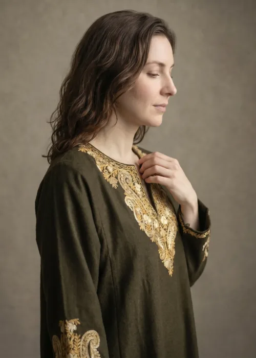 Zar-e-Zameen Kashmiri Acro Wool Aari-Embroidered Pheran