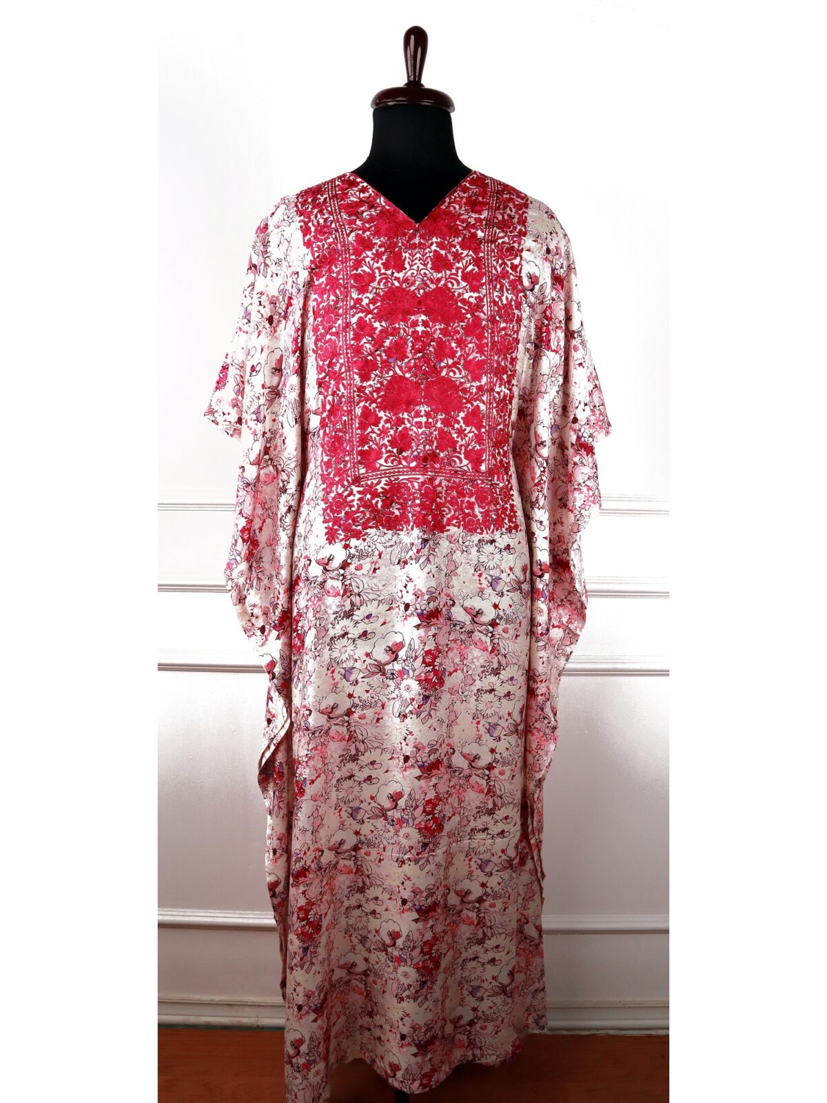 Saz e Waadi Muslin Kaftan in Cream with Floral Embroidery