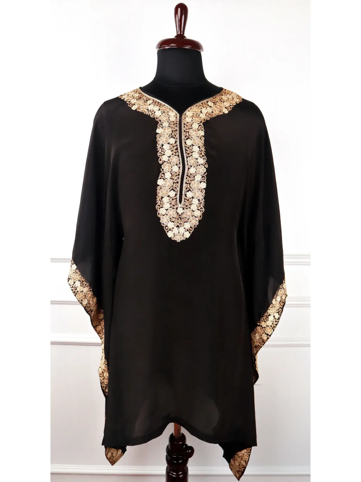 Vyeth Zewar e Neelam Crepe Kaftan in Black and Gold